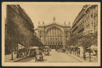 Ansichtkaart met het Gare du Nord en de Boulevard Denain in Parijs, ca.1920 door French Photographer